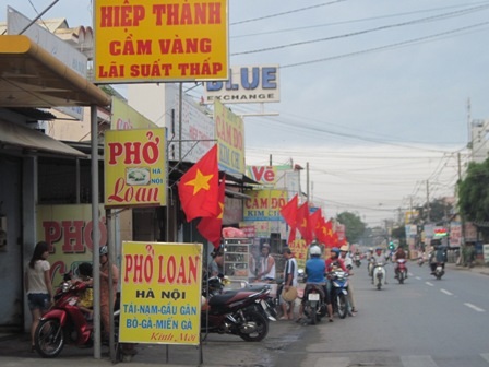 Một đoạn đường Nguyễn Ảnh Thủ (quận 12) đón năm mới với sắc cờ đỏ thắm