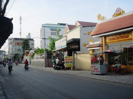 Một đoạn đường Nguyễn Ảnh Thủ (quận 12) đón năm mới với sắc cờ đỏ thắm