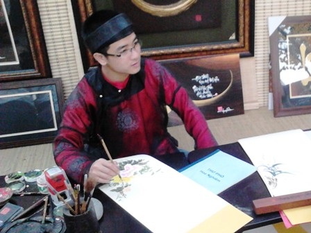 Anh đồ Nguyễn Quý thuộc thế hệ 9x là người trẻ nhất Phố ông đồ