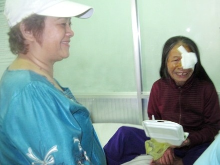 Nhiều bệnh nhân vẫn chưa đến lượt vào phòng mổ nhưng giờ cơm trưa đến rồi