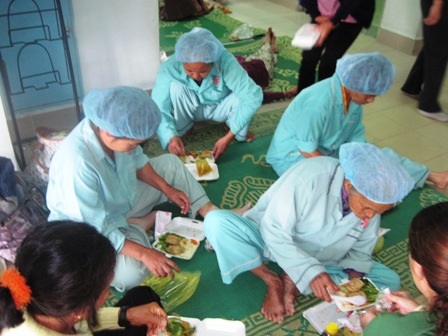 Nhiều bệnh nhân vẫn chưa đến lượt vào phòng mổ nhưng giờ cơm trưa đến rồi