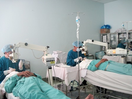 Nhiều bệnh nhân vẫn chưa đến lượt vào phòng mổ nhưng giờ cơm trưa đến rồi