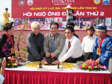 Chương trình bắt đầu với nghi lễ Khai danh ông đồ Việt Nam. 