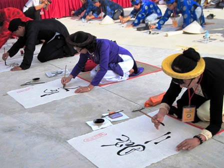 Chương trình bắt đầu với nghi lễ Khai danh ông đồ Việt Nam. 