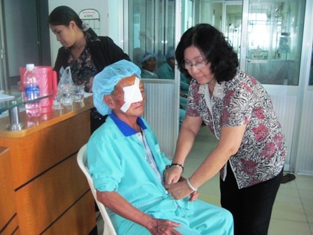 Bác sĩ BV Trưng Vương “quên” bữa trưa vì mổ mắt cho người nghèo