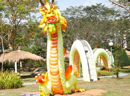 Đem… rác tới trưng bày ở hội hoa xuân - 1 Rồng tái chế từ rác thải ở Hội chợ hoa xuân Phú Mỹ Hưng năm 2012