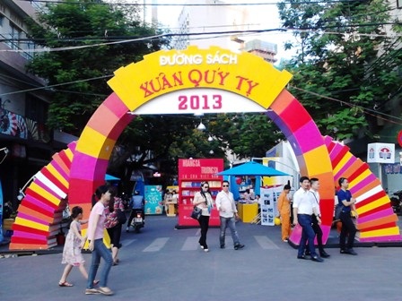 Đường sách 2013 hút khách ngày khai mạc - 1 Ngay thời điểm lễ khai mạc diễn ra đã có nhiều khách tham quan đường sách