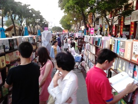 Đường sách 2013 hút khách ngày khai mạc - 2 Ngay thời điểm lễ khai mạc diễn ra đã có nhiều khách tham quan đường sách