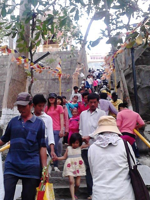 Cao điểm là 3 ngày tết, rằm tháng Giêng và ngày lễ vía Bà đêm 18 và ngày 19 tháng Giêng 