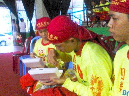 Nghề lân sư rồng: sau rằm mới... ăn tết - 3 Bữa cơm vội trước giờ biểu diễn của đoàn Đoàn Thắng Đường (TPHCM)