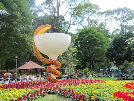 Một chú rắn đón khách vào cổng Nguyễn Thị Minh Khai