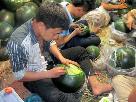 Chen chân mua dưa hấu khắc chữ