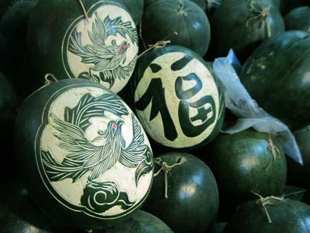 Chen chân mua dưa hấu khắc chữ