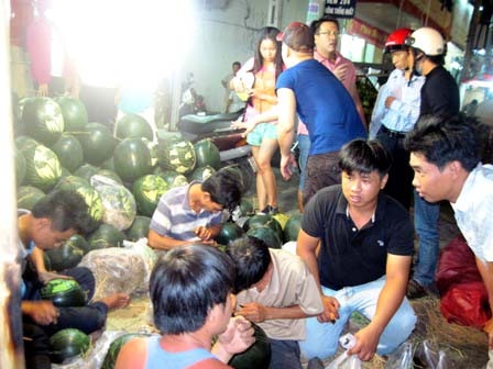 Chen chân mua dưa hấu khắc chữ