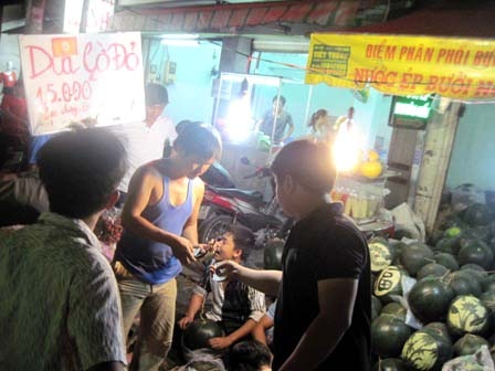 Chen chân mua dưa hấu khắc chữ