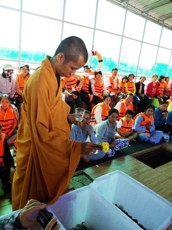 Đi tàu phóng sinh trên sông Sài Gòn - 3 Trì chú trước khi phóng sinh