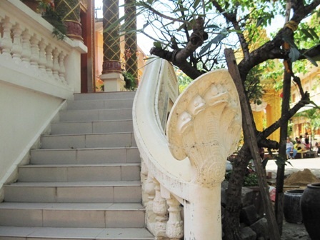 Tượng Phật Thích Ca tại chùa Chăntarăngsây với biểu tượng rắn 7 đầu