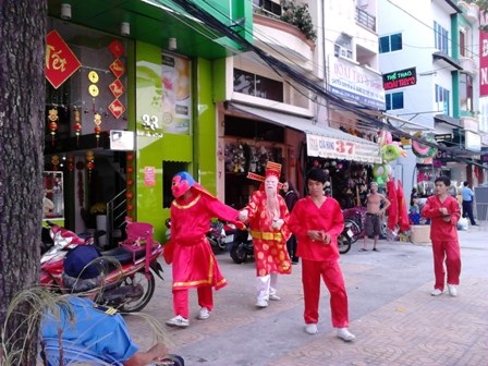 Nghề lân sư rồng: sau rằm mới... ăn tết - 5 Những nhóm thần tài nhỏ lẻ cũng tranh thủ dịp tết để kiếm thu nhập