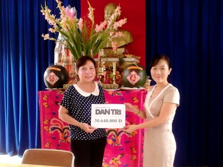 Hơn 30 triệu đồng mừng tuổi các cụ neo đơn ở Thạnh Lộc - 1 Đại diện báo Dân trí trao quà nhân ái đến Trung tâm Thạnh Lộc