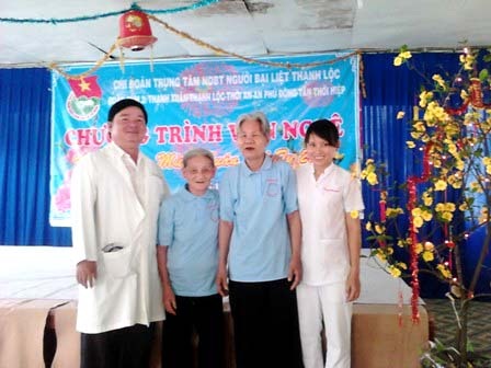 Hơn 30 triệu đồng mừng tuổi các cụ neo đơn ở Thạnh Lộc - 2 Đại diện báo Dân trí trao quà nhân ái đến Trung tâm Thạnh Lộc