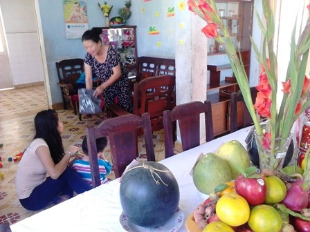 Phòng khách mỗi gia đình trong Làng đều bày bánh chưng, dưa hấu...