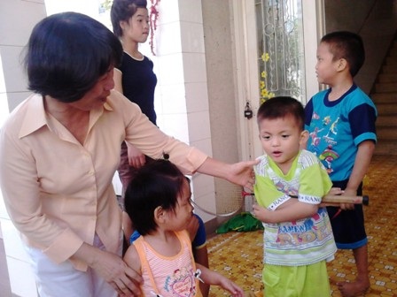 Thanh Phương khoanh tay chào rất lễ phép