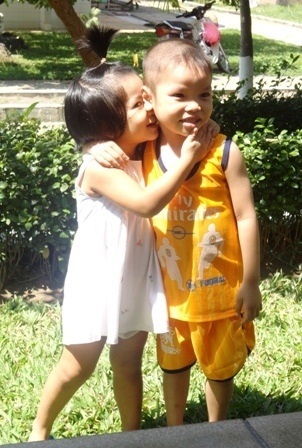 Thanh Sang được bạn gái lì xì một cái thơm