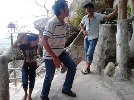 Lưng chừng núi có những quán hàng phục vụ ăn uống...