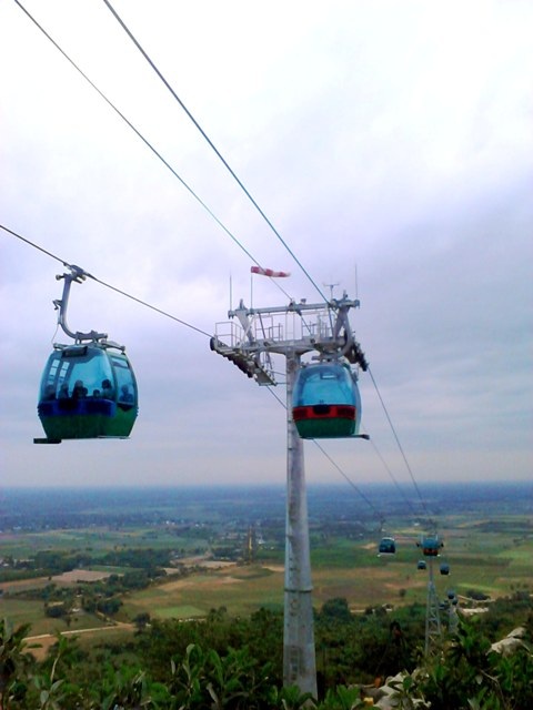 Lưng chừng núi có những quán hàng phục vụ ăn uống...