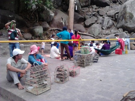 Lưng chừng núi có những quán hàng phục vụ ăn uống...