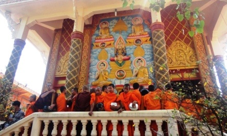 Cúng dường bát hội ở ngôi chùa có nhiều tượng rắn