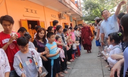 Cúng dường bát hội ở ngôi chùa có nhiều tượng rắn