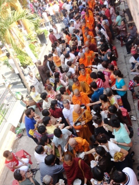 Hơn 500 phật tử từ khắp nơi đổ về đây để tham gia lễ hội