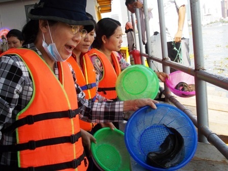 Đi tàu phóng sinh trên sông Sài Gòn - 8 Cua, ốc cũng được thả trong dịp này