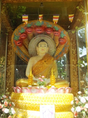 Tượng Phật Thích Ca tại chùa Chăntarăngsây với biểu tượng rắn 7 đầu