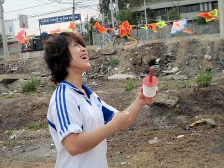 ... Các bạn trẻ cũng tìm đến với cánh diều tuổi thơ