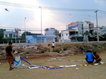 TPHCM: Ngoại ô rực rỡ những cánh diều ước mơ - 3 Một cách diều hiếm hoi do các bạn trẻ tự tay làm...