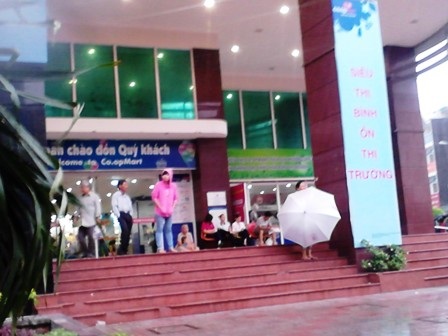 Nhiều người dân không đối phó kịp với cơn mưa bất ngờ (Ảnh: Hồng Nhung)