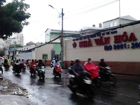 Người dân TPHCM sung sướng đón “trận mưa vàng” - 6 Nhiều người dân không đối phó kịp với cơn mưa bất ngờ (Ảnh: Hồng Nhung)