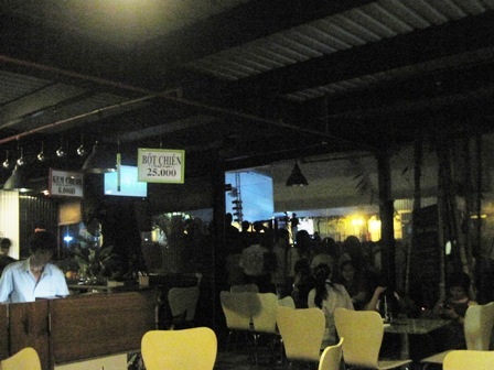 Quán café 4A tại NVH Thanh Niên chỉ còn ánh sáng le lói của một vài bóng đèn compact