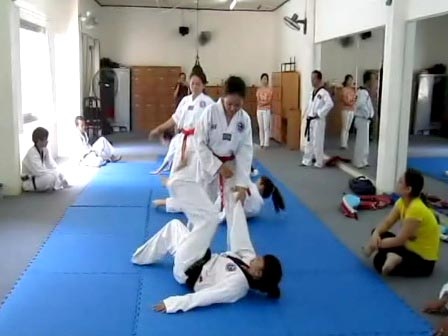 Khi “tóc dài” lên sàn võ - 4 Kỹ thuật ngã an toàn cũng rất hữu ích khi bị tai nạn giao thông