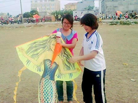 TPHCM: Ngoại ô rực rỡ những cánh diều ước mơ - 8 ... Các bạn trẻ cũng tìm đến với cánh diều tuổi thơ
