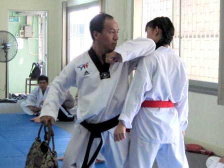 Võ sư Bạch Văn Anh hướng dẫn cách ứng phó khi bị giật túi xách