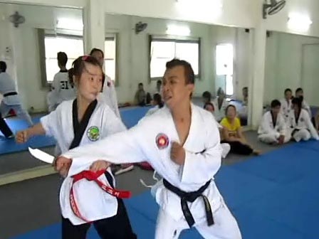 Khi “tóc dài” lên sàn võ - 1 Khi “tóc dài” lên sàn võ