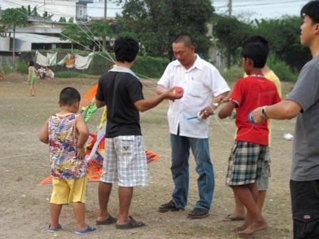 Sự cố nho nhỏ vì quá đông người trên bãi thả: dây diều bị vướng vào nhau thành nút rối