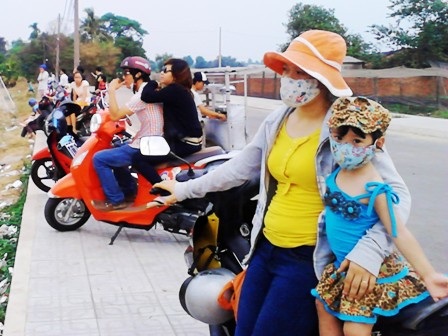 TPHCM: Ngoại ô rực rỡ những cánh diều ước mơ - 10 Sự cố nho nhỏ vì quá đông người trên bãi thả: dây diều bị vướng vào nhau thành nút rối