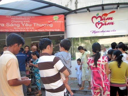 Lòng nhân ái đong đầy lại “Bữa sáng yêu thương”