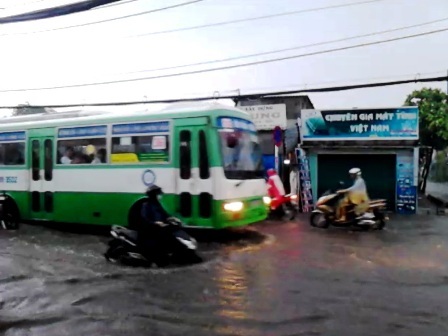 Nước ngập sâu tại đường Lê Đức Thọ (quận Gò Vấp).