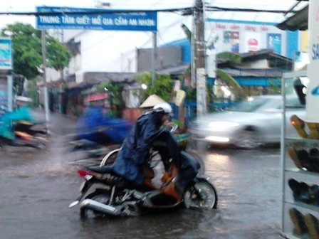 Nhiều người phải dắt bộ vì xe chết máy. (Ảnh: Hồng Nhung)