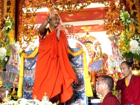 Nhiếp chính vương Gyalwa Dokhampa thăm chùa Vĩnh Nghiêm - 1 Nhiếp chính vương hoan hỉ đáp lại niềm kính ngưỡng của đông đảo Phật tử, người dân địa phương